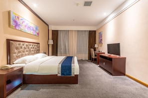 Desk, blackout curtains, soundproofing, free WiFi - Hubei Konggang Business Hotel (Wuhan)