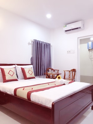 Desk, soundproofing, free WiFi, bed sheets - Aurora Hotel (Ho Chi Minh City)