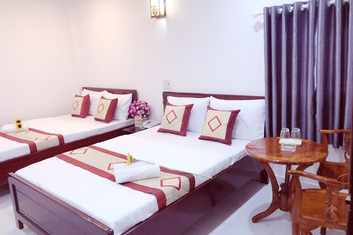 Family Room | Desk, soundproofing, free WiFi, bed sheets