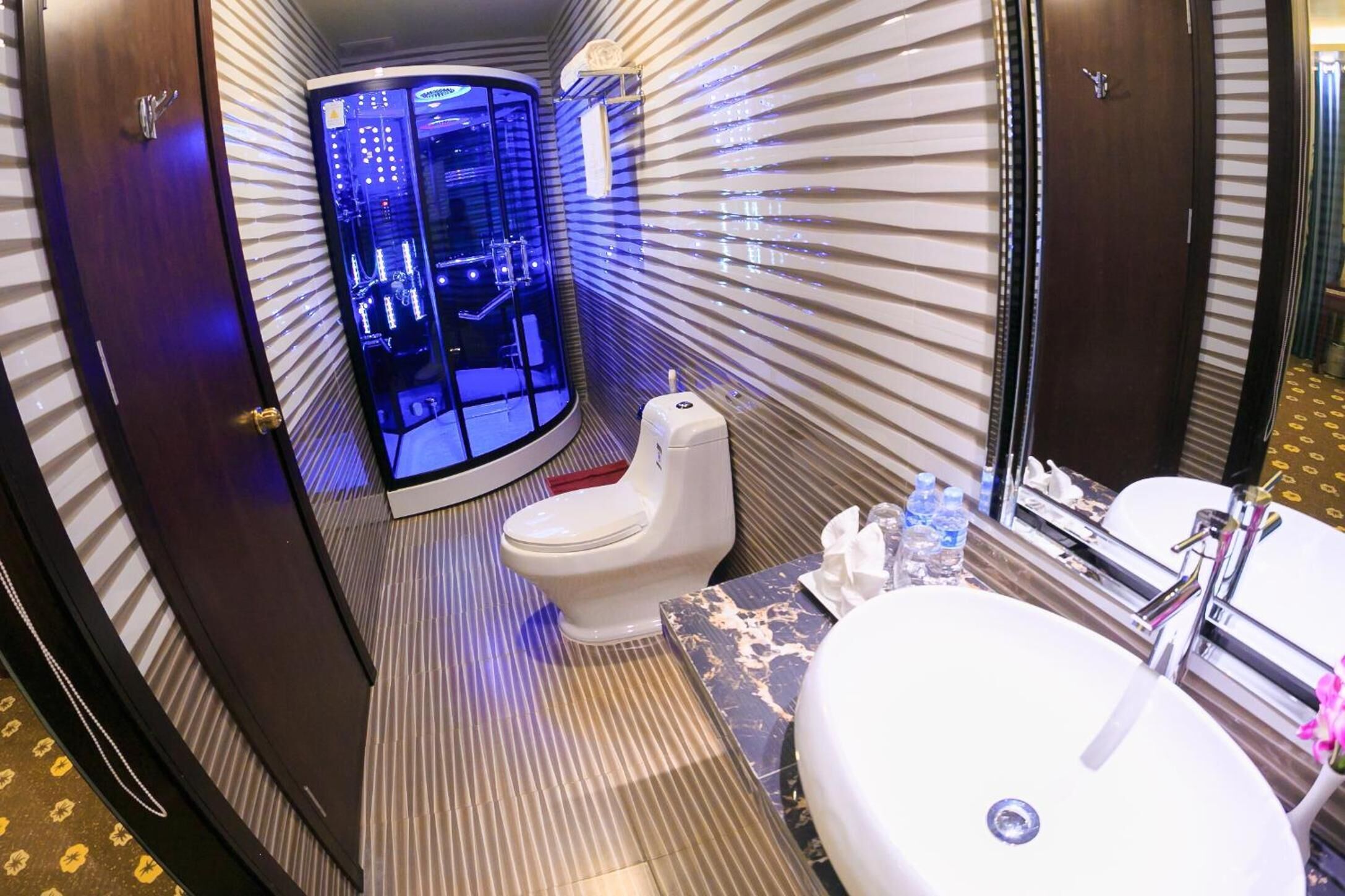 combined shower/bathtub, deep-soaking bathtub, hydromassage showerhead