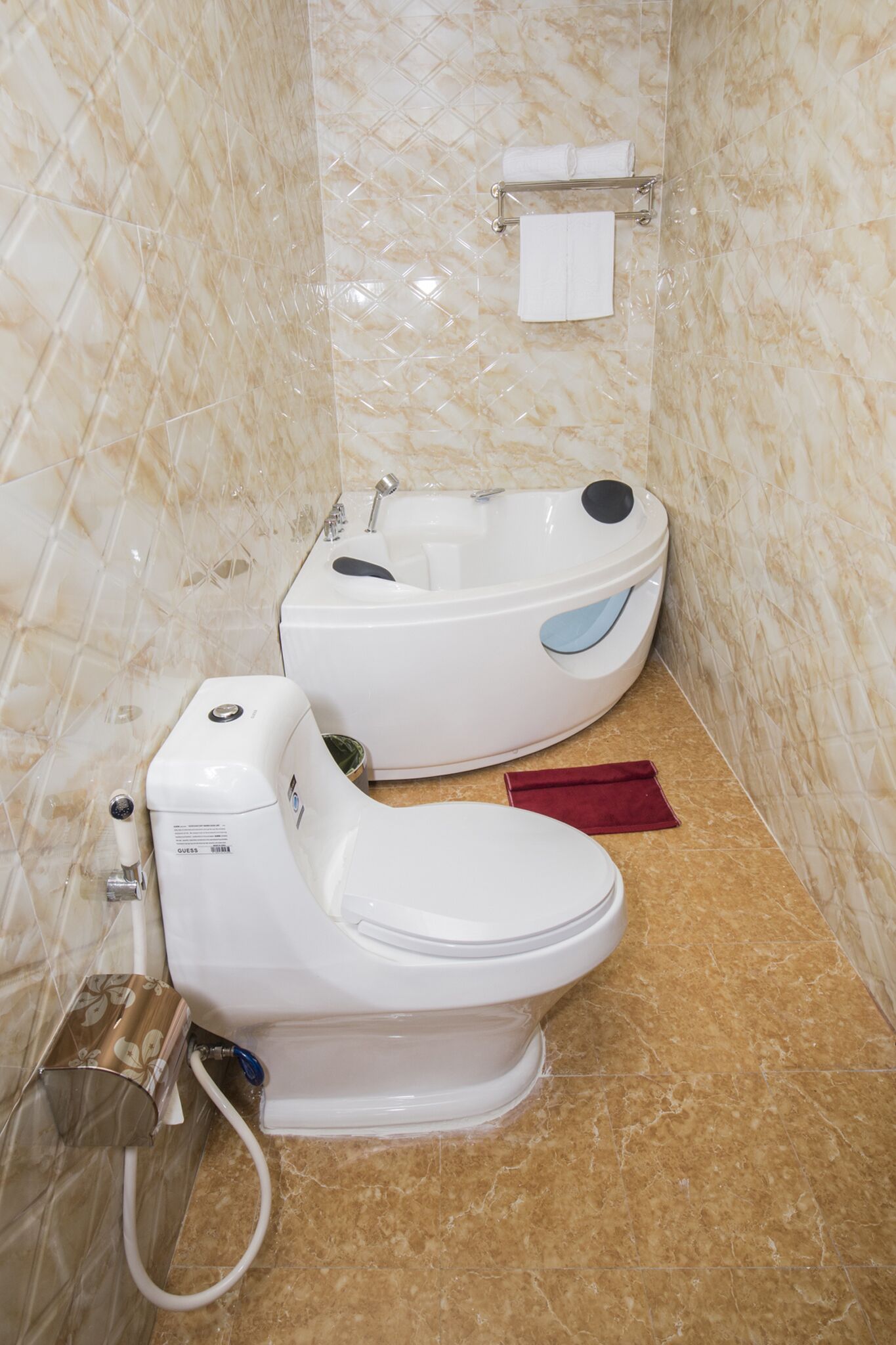 combined shower/bathtub, deep-soaking bathtub, hydromassage showerhead