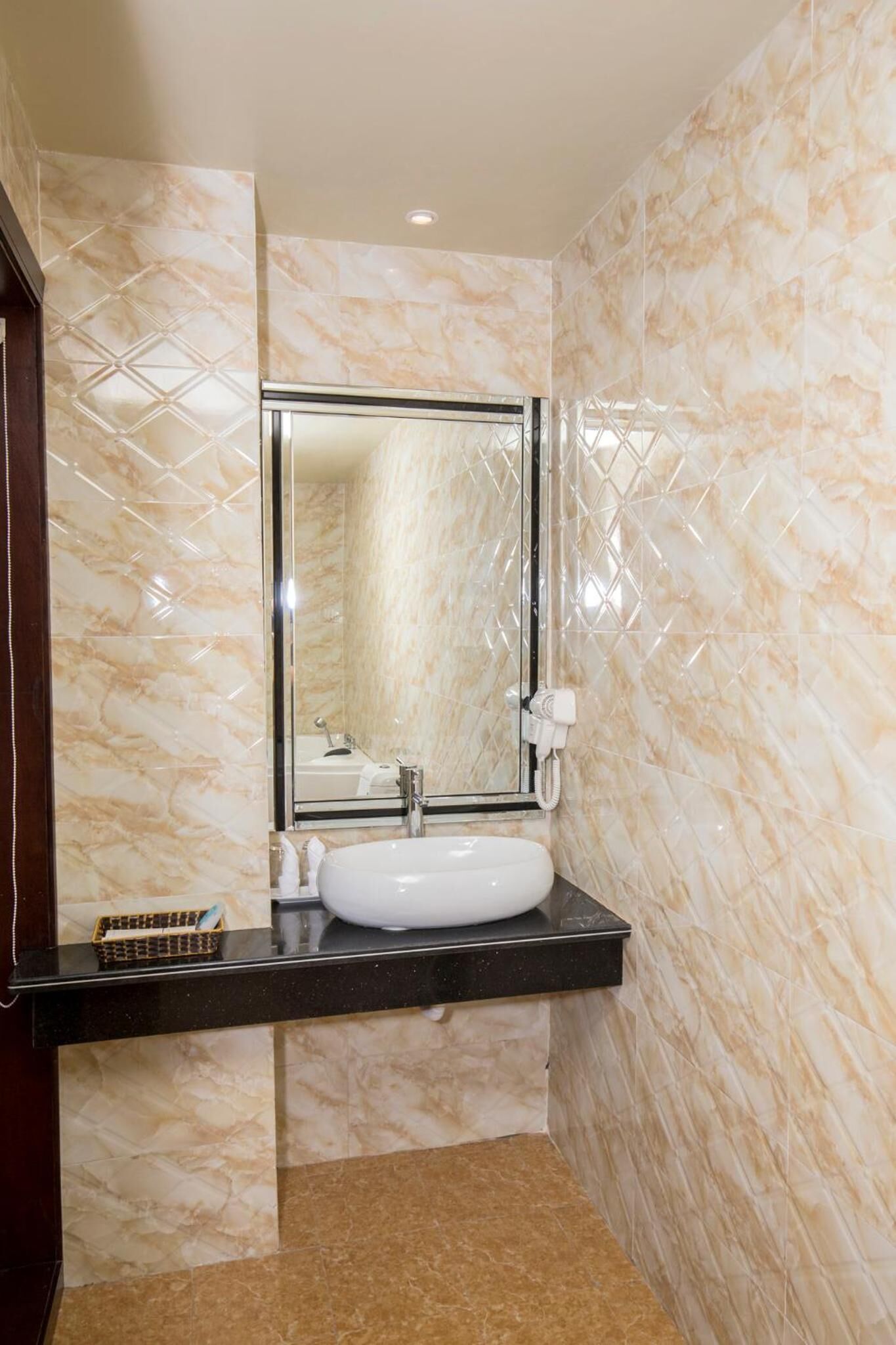 combined shower/bathtub, deep-soaking bathtub, hydromassage showerhead