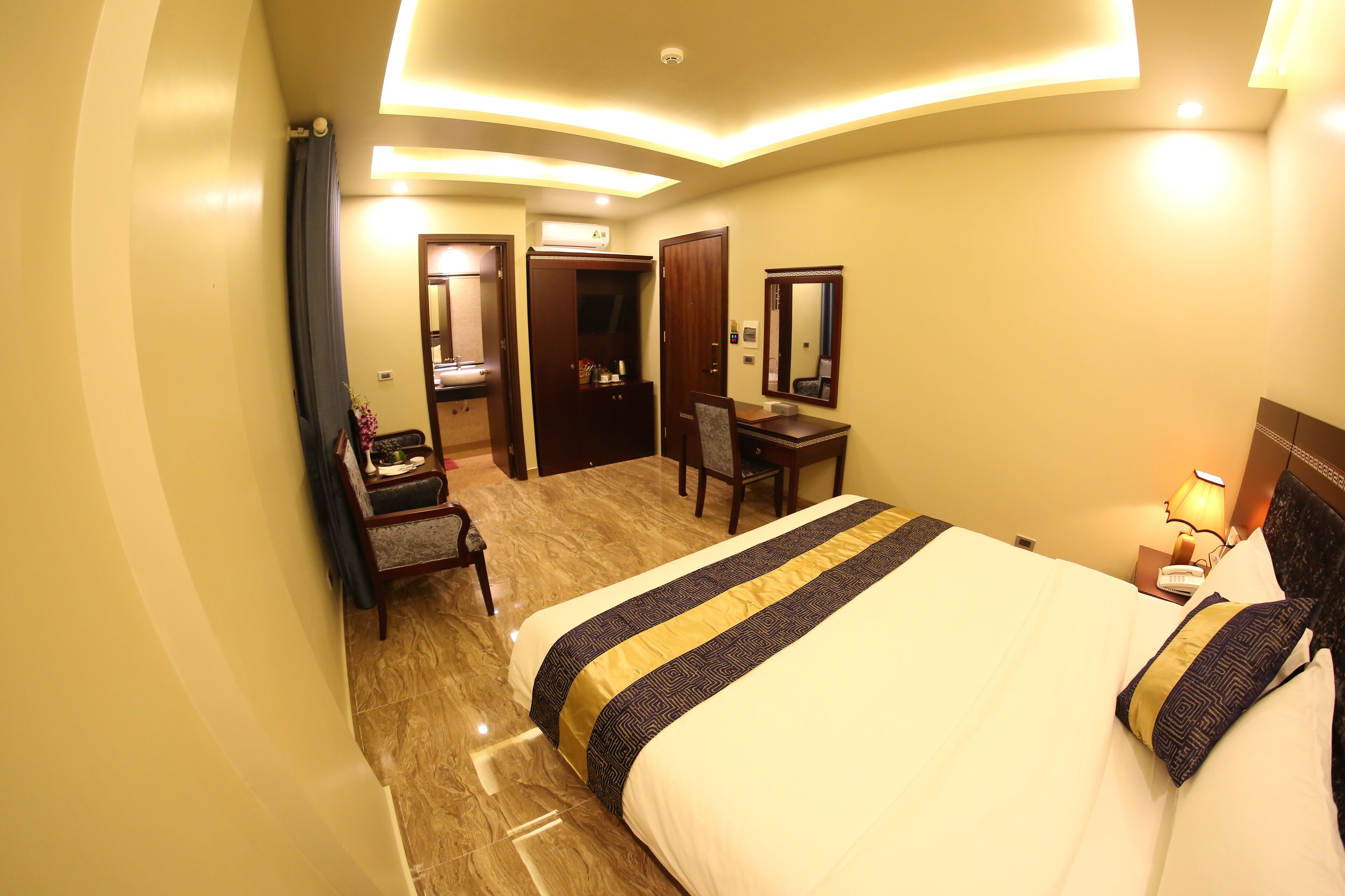 superior double room, bathtub | 1 bedroom, minibar, in-room safe, individually decorated