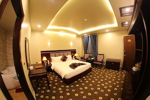 Deluxe Double Room, Bathtub | Minibar, in-room safe, desk, blackout drapes
