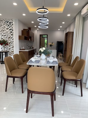 Khu vực ăn uống tại phòng