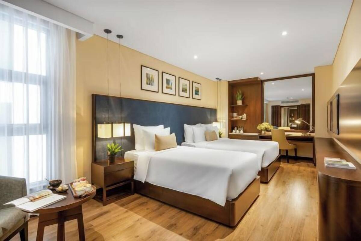 Minibar, brankas, meja kerja, dan ruang kerja ramah laptop