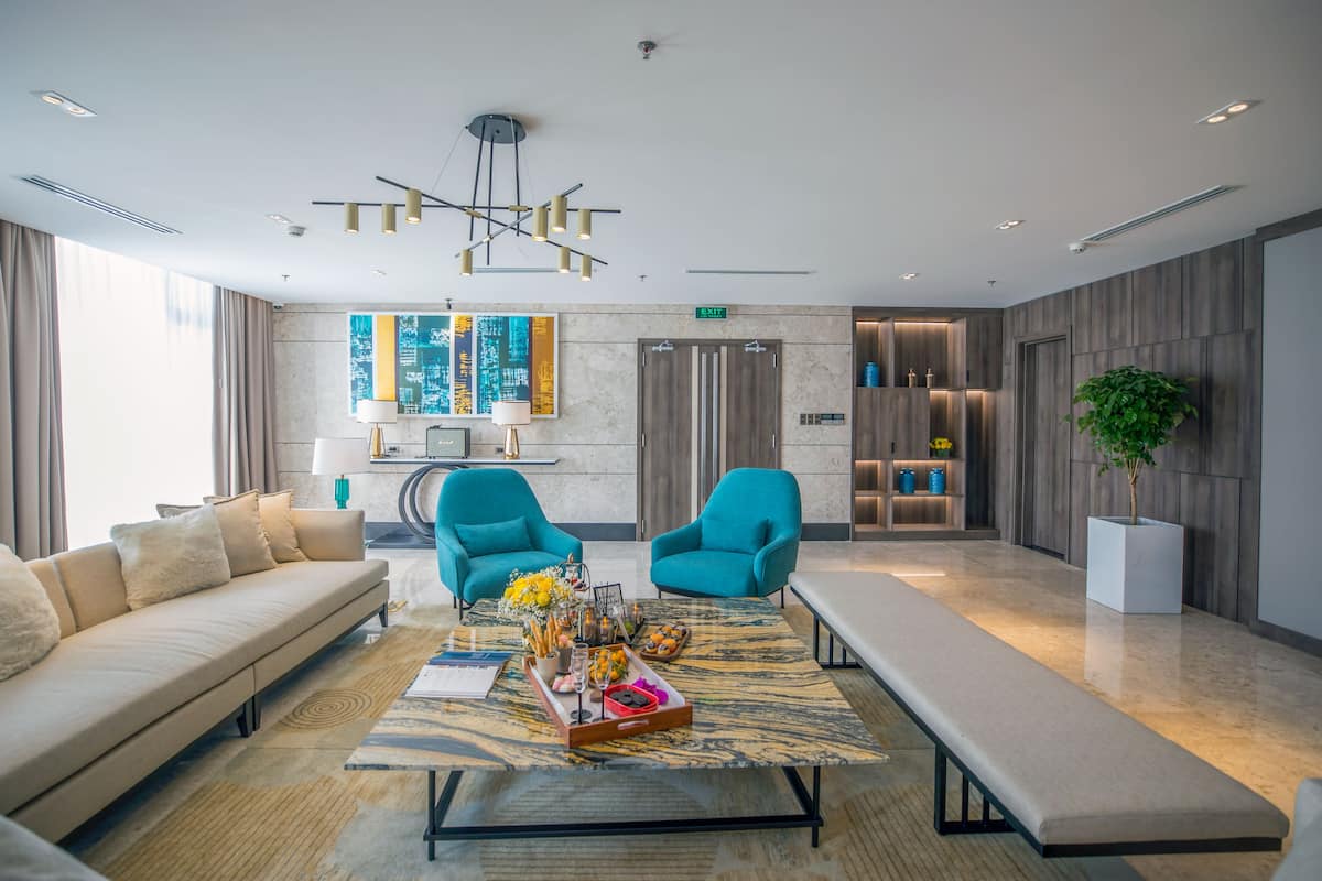 Penthouse (Ocean Penthouse with Spa Offer) | Área de sala de estar | Smart TV de 42 pulgadas con canales por cable y televisión