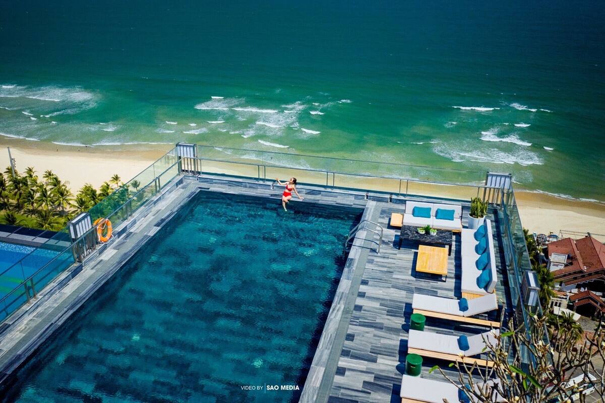 Kolam renang outdoor, dengan payung kolam renang dan kursi berjemur