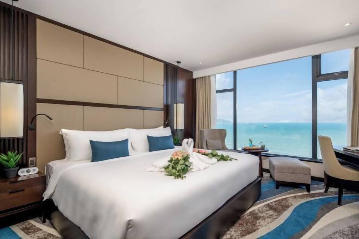 Minibar, brankas, meja kerja, dan ruang kerja ramah laptop