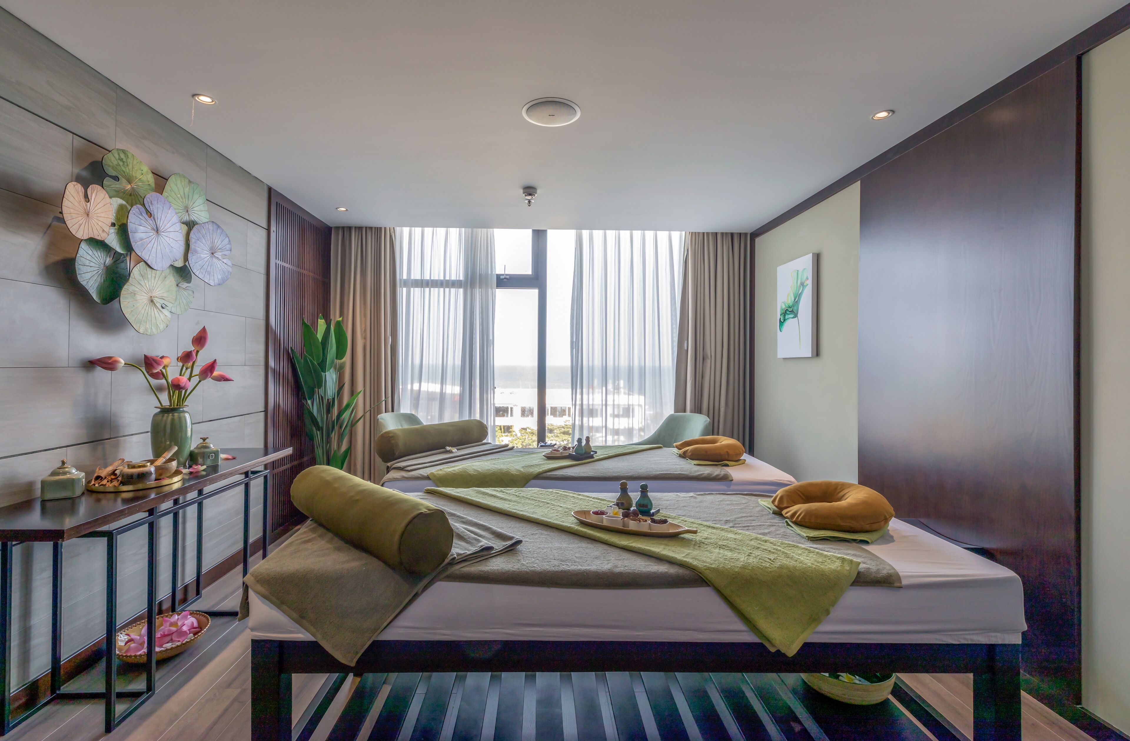 Couples treatment room(s), sauna, hot tub, steam room