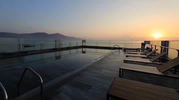 室外游泳池,06:00 至 21:00 开放,池畔遮阳伞,日光浴躺椅