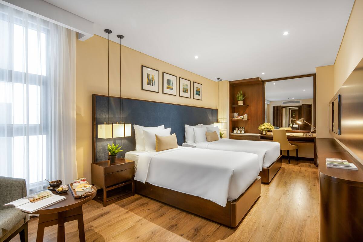Minibar, brankas, meja kerja, dan ruang kerja ramah laptop