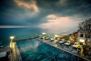 室外游泳池,06:00 至 21:00 开放,池畔遮阳伞,日光浴躺椅