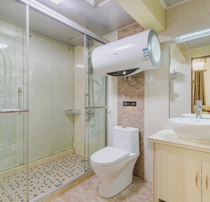 Shower, free toiletries, slippers, towels - Floral Hotel Rainview Pavilion (Suzhou)