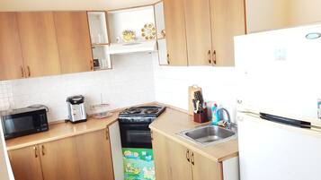 Apartment | Eigene Küche | Großer Kühlschrank, Mikrowelle, Ofen, Herdplatte