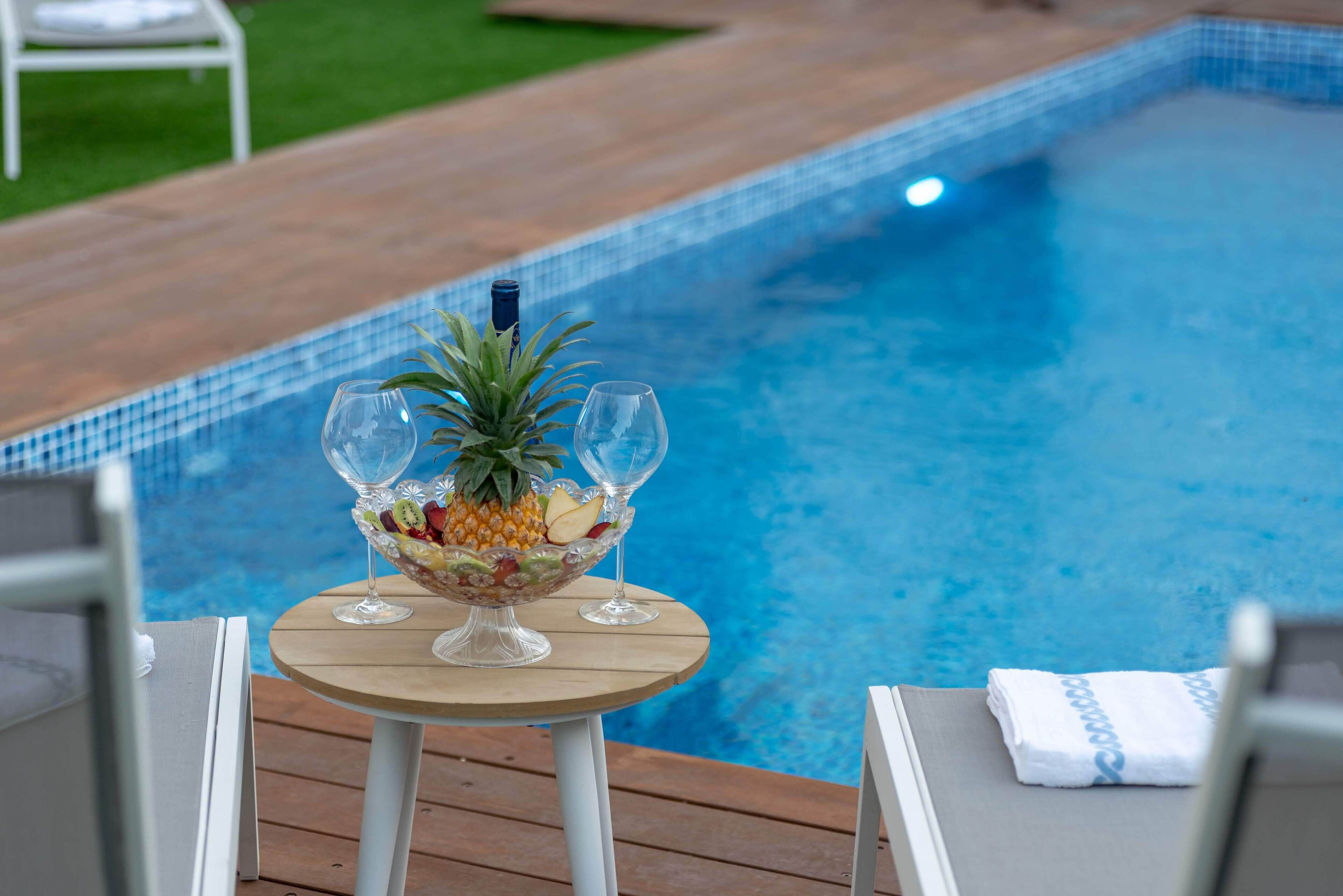 Outdoor pool, free cabanas, sun loungers