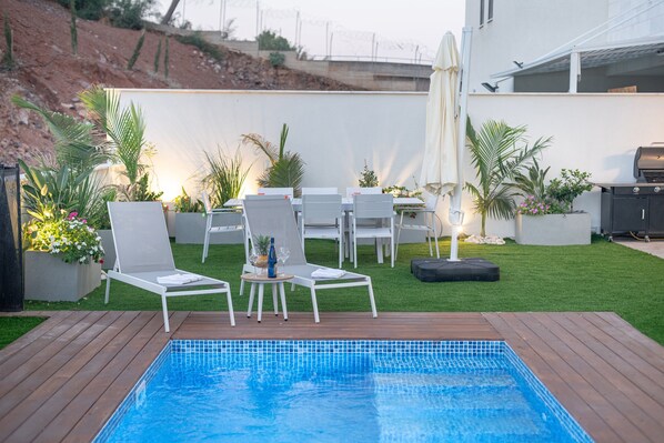 Outdoor pool, free pool cabanas, pool loungers