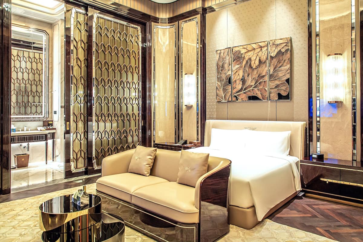 Palace Suite | Minibar, caja de seguridad en la habitación y decoración personalizada