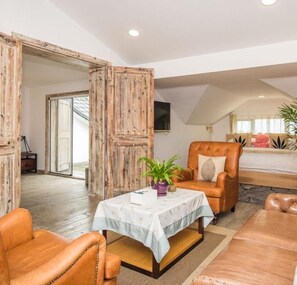 Elegant Double Room | Living room | LCD TV - Floral Hotel Lynn's Resort Suzhou (Suzhou)