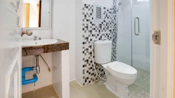 Standard Double Room | Bathroom | Shower, towels, shampoo, toilet paper