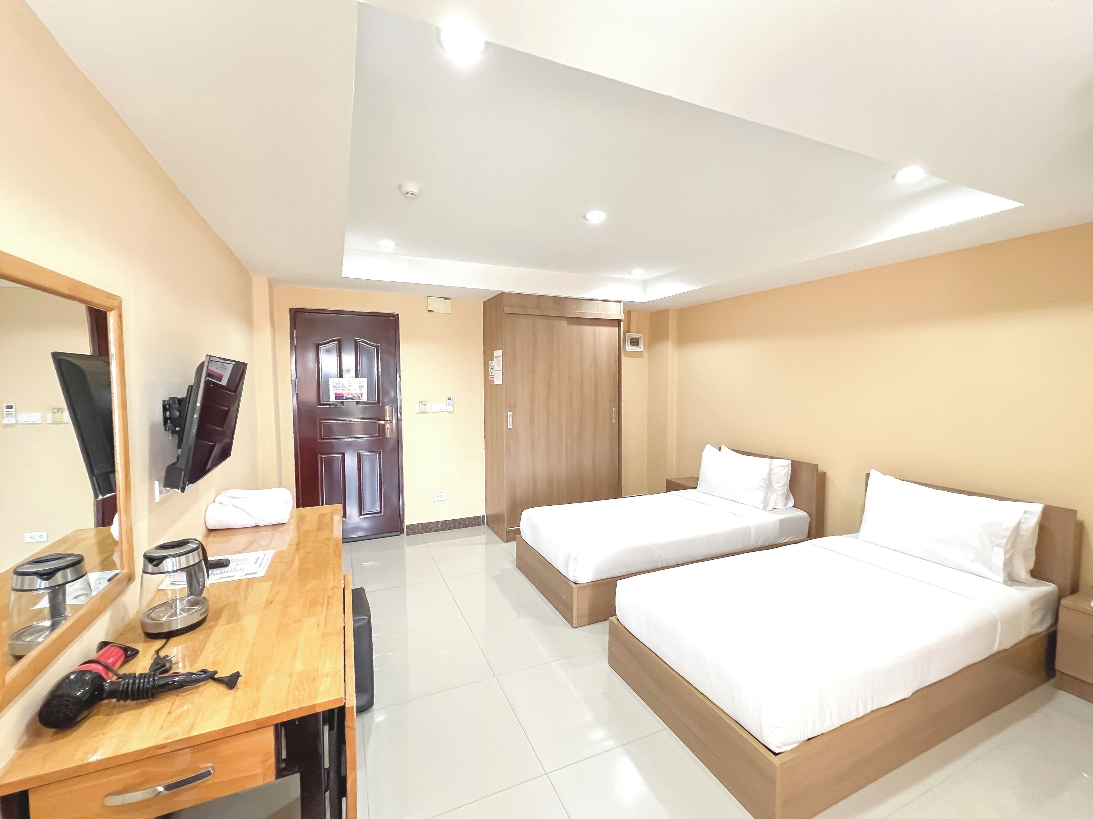 Standard Twin Room | Desk, free WiFi