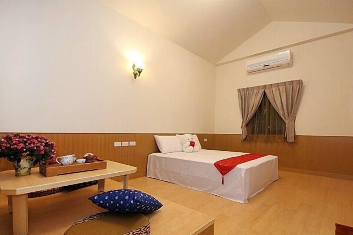Blackout curtains, free WiFi, bed sheets