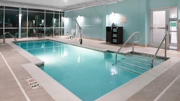 Kolam renang indoor