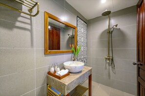 Kamar Double Deluks, pemandangan kolam renang | Minibar, meja kerja, tirai kedap cahaya, dan setrika/meja setrika