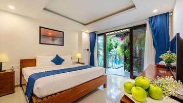Kamar Double Deluks, pemandangan kolam renang | Minibar, meja kerja, tirai kedap cahaya, dan setrika/meja setrika