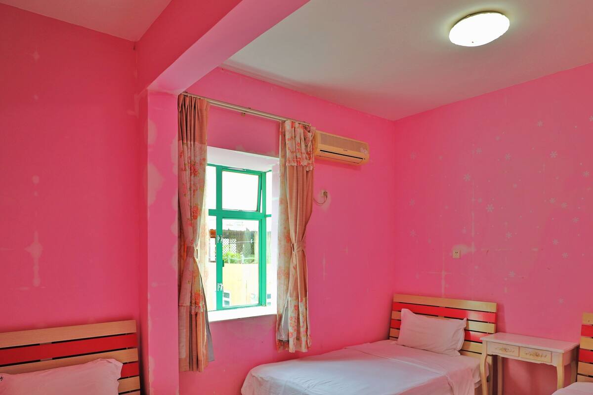 Quarto triplo | Escrivaninha, cortinas blackout, Wi-Fi de cortesia