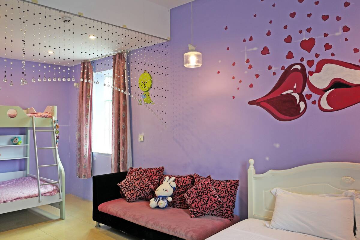 Quarto família | Escrivaninha, cortinas blackout, Wi-Fi de cortesia