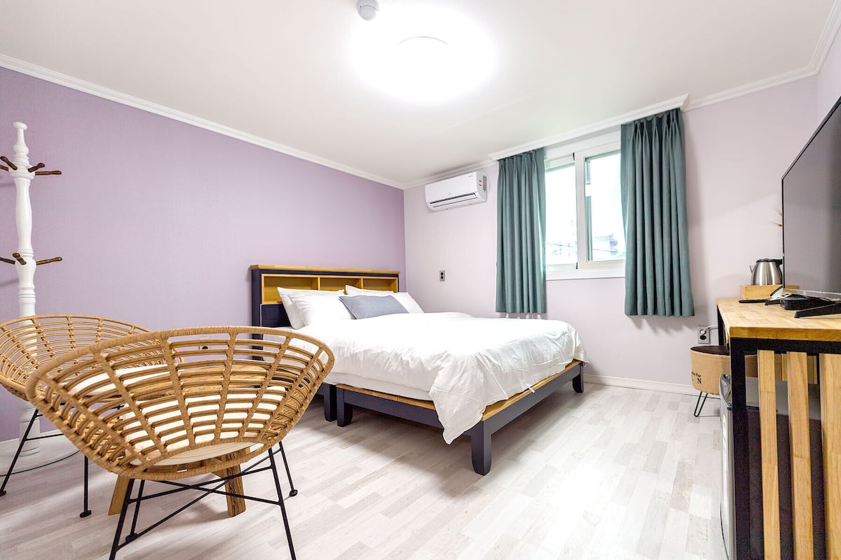 1 habitación, espacio para trabajar con laptop y cortinas blackout