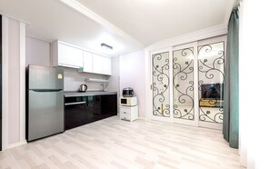 Deluxe Family | Private kitchenette | Full-size fridge, microwave, stovetop, rice cooker
