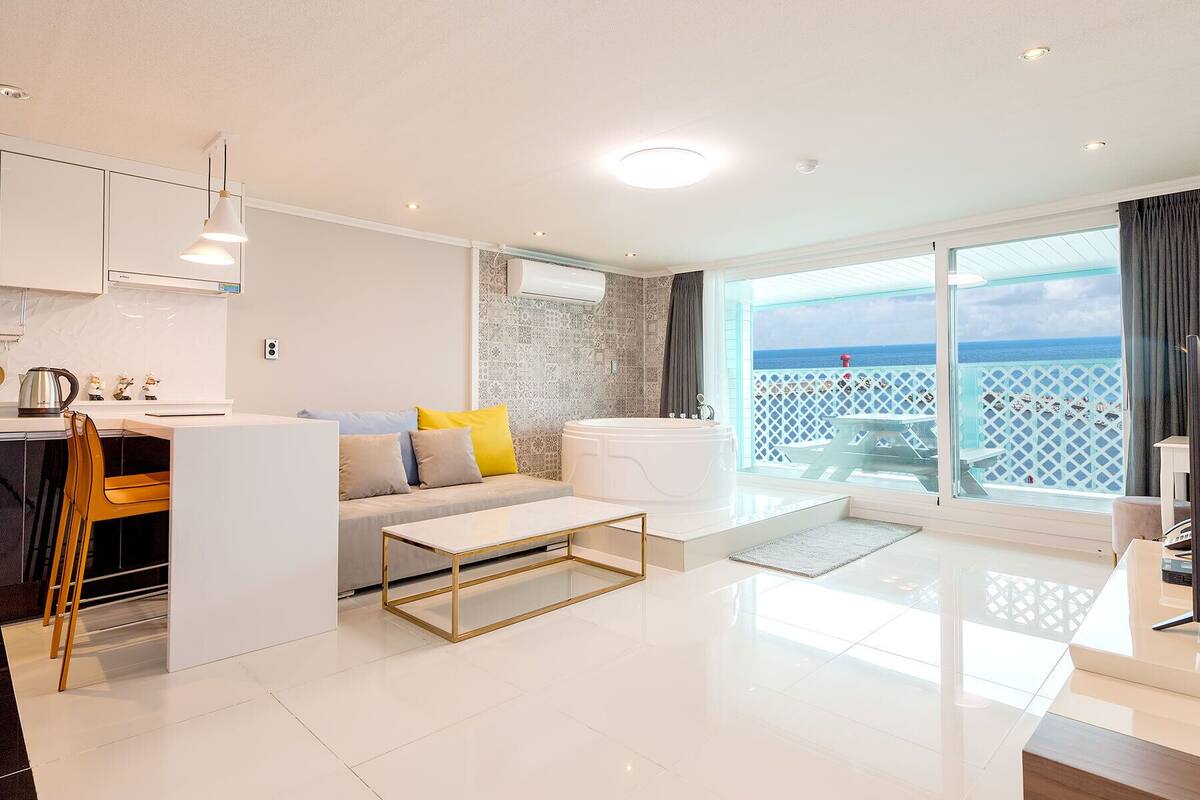 Superior Suite | 客廳 | 平面電視、加熱地板