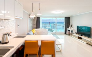 Superior Suite | Living area | Flat-screen TV, heated floors - Sun Valley Pension (Yangyang)