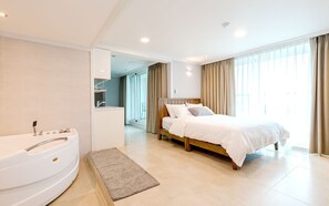 Deluxe | 筆電工作空間、遮光布/窗簾、免費無線上網、床單