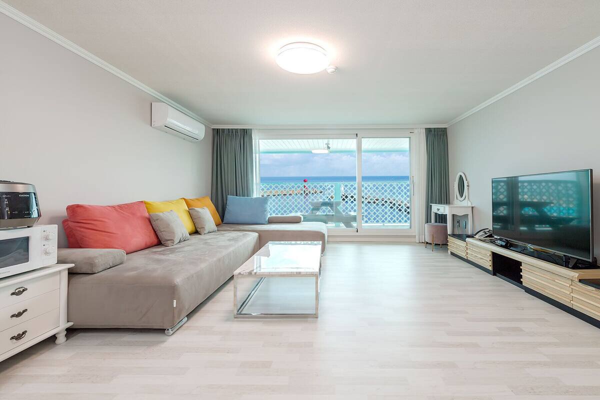 Family Suite | 客廳 | 平面電視、加熱地板