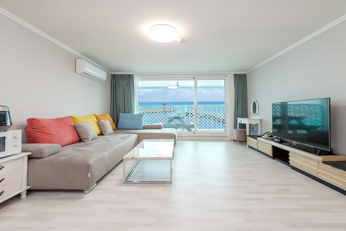 Family Suite | ๊ฑฐ์ค | ํ๋ฉด TV, ๋ฐ๋ฅ ๋๋ฐฉ/์จ๋
