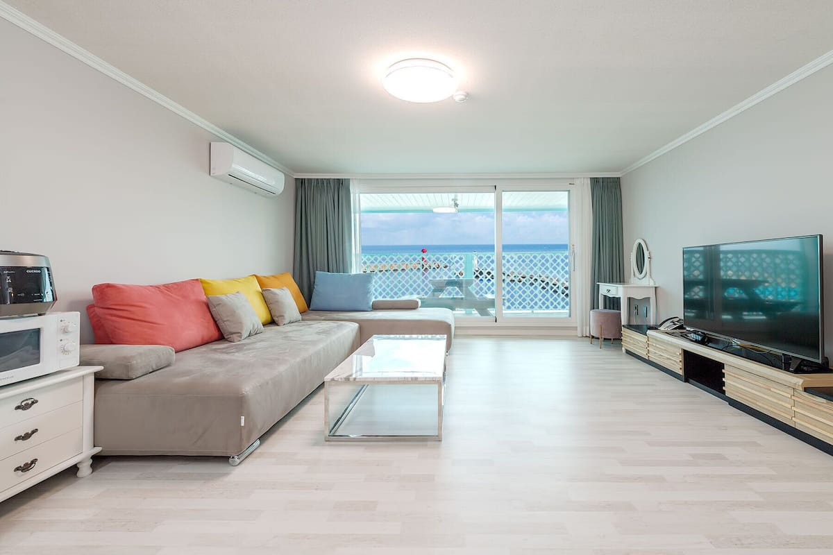 Televisión de pantalla plana, piso con calefacción