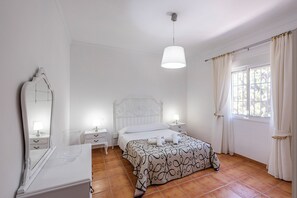 3 عدّة غرف نوم ومكواة/لوح كي وسرير سفر وواي فاي