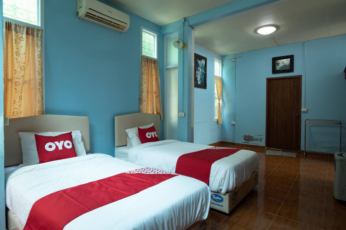 Deluxe Twin Room, Pool Access | Desk, free WiFi, bed sheets