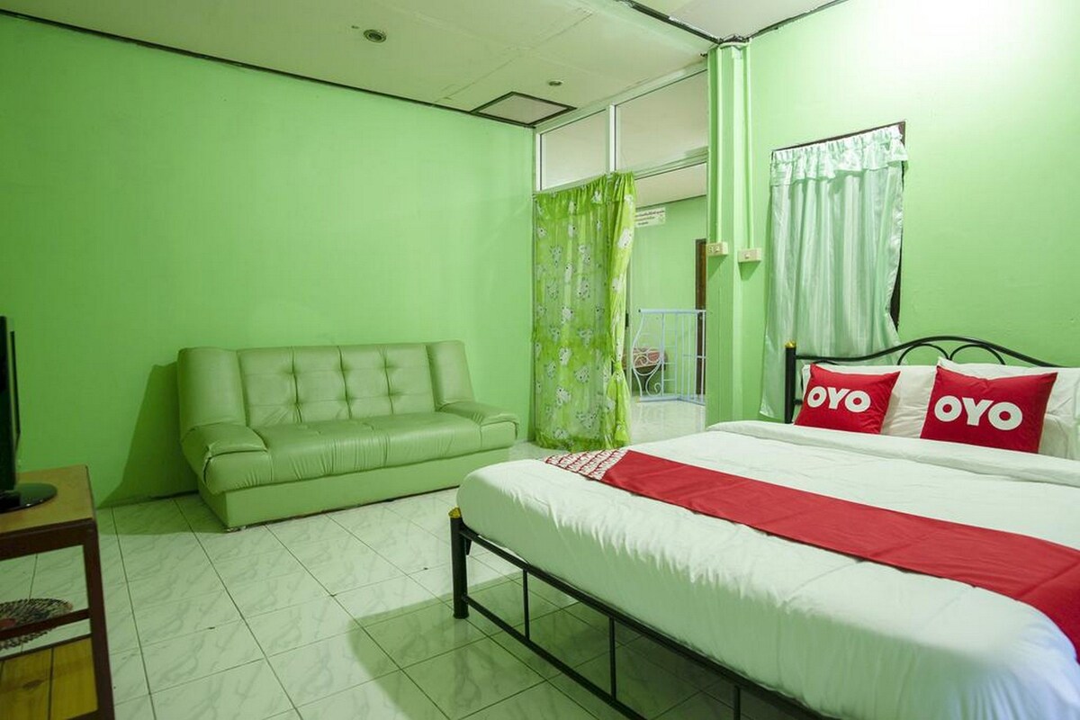 Desk, WiFi (free), bed sheets