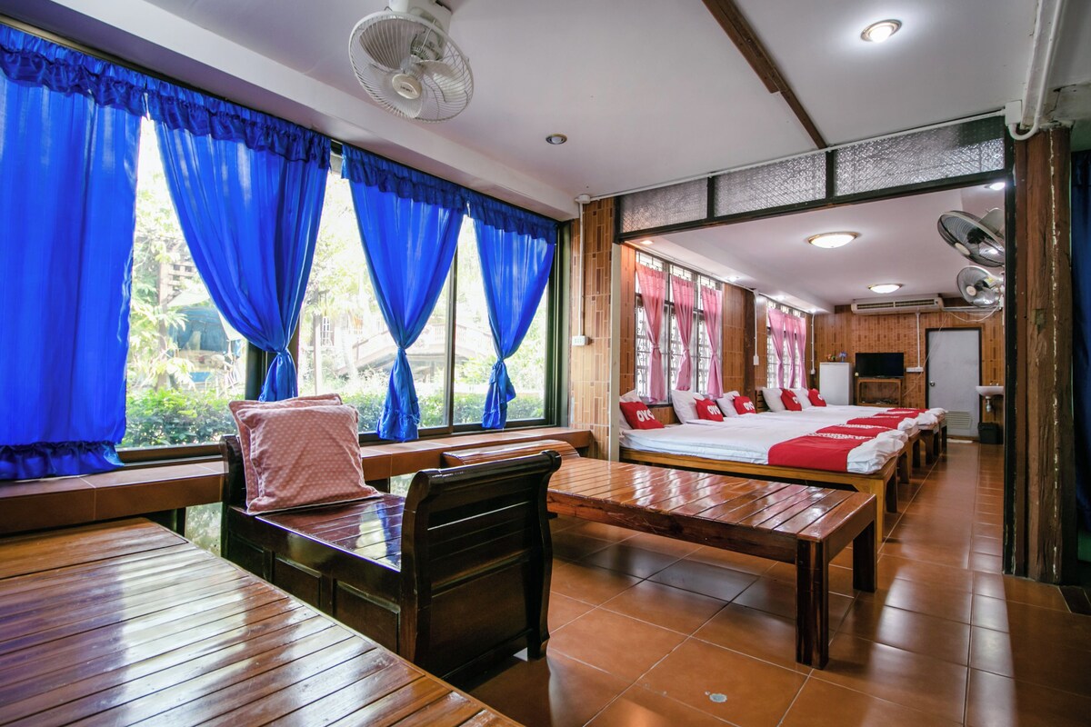 Desk, WiFi (free), bed sheets