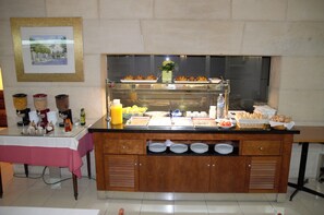 Petit déjeuner buffet (10 EUR par personne)