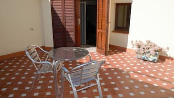 Habitación doble superior, 1 cama de matrimonio | Terraza o patio