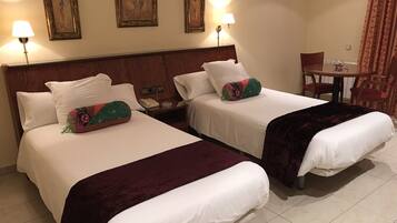 Habitación superior con 1 cama matrimonial o 2 individuales | Cunas, wifi gratis, ropa de cama y acceso para silla de ruedas