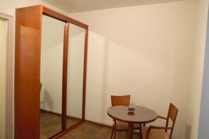 Cunas, wifi gratis, ropa de cama y acceso para silla de ruedas 