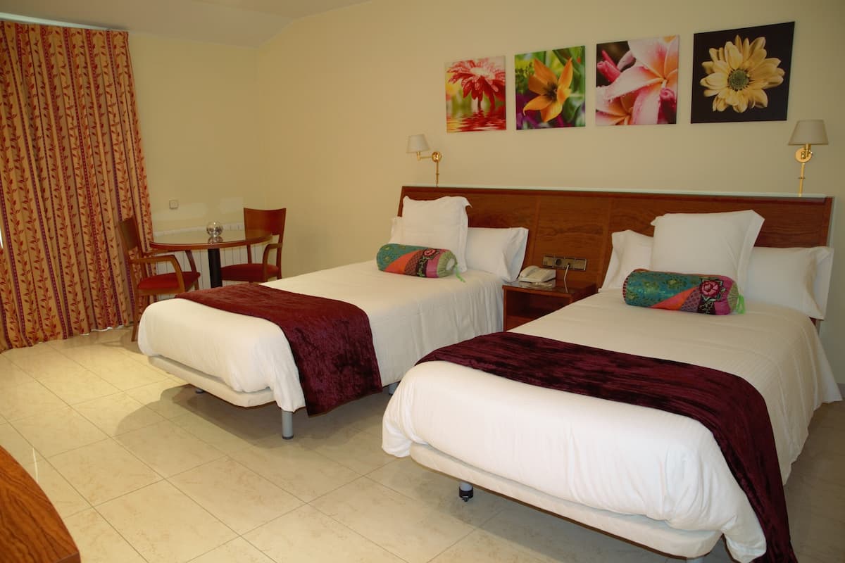 Cunas, wifi gratis, ropa de cama y acceso para silla de ruedas