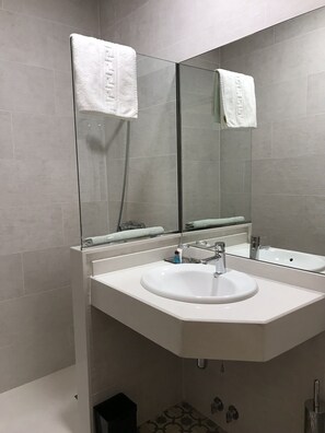Standard Double Room, 1 Queen Bed | Bathroom | Shower, hair dryer, towels, soap - Hotel Suis (Sant Celoni)