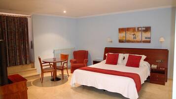 Habitación doble superior, 1 cama de matrimonio | Cunas (de pago), wifi gratis, ropa de cama